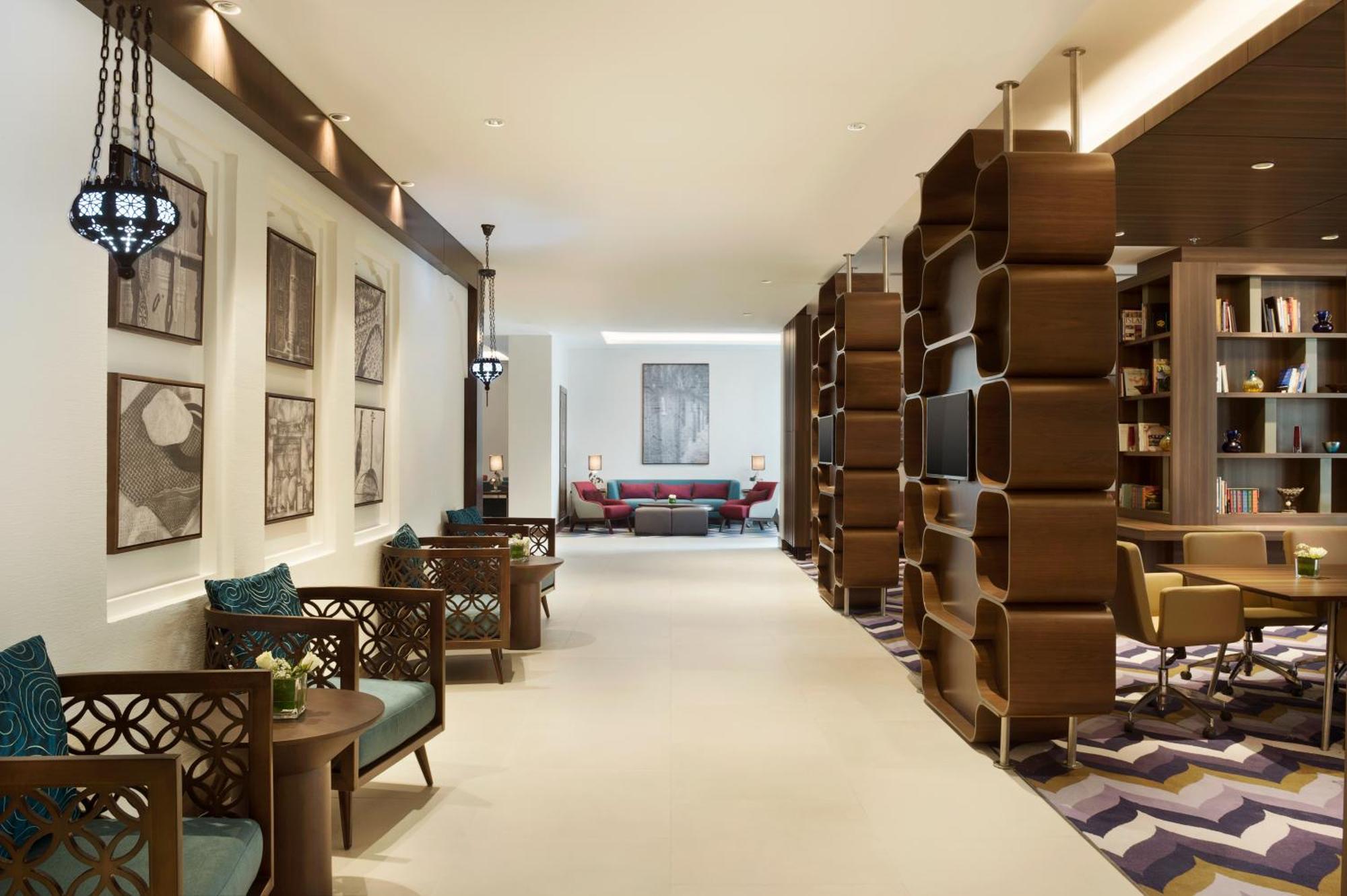 Готель Hampton By Hilton Airport