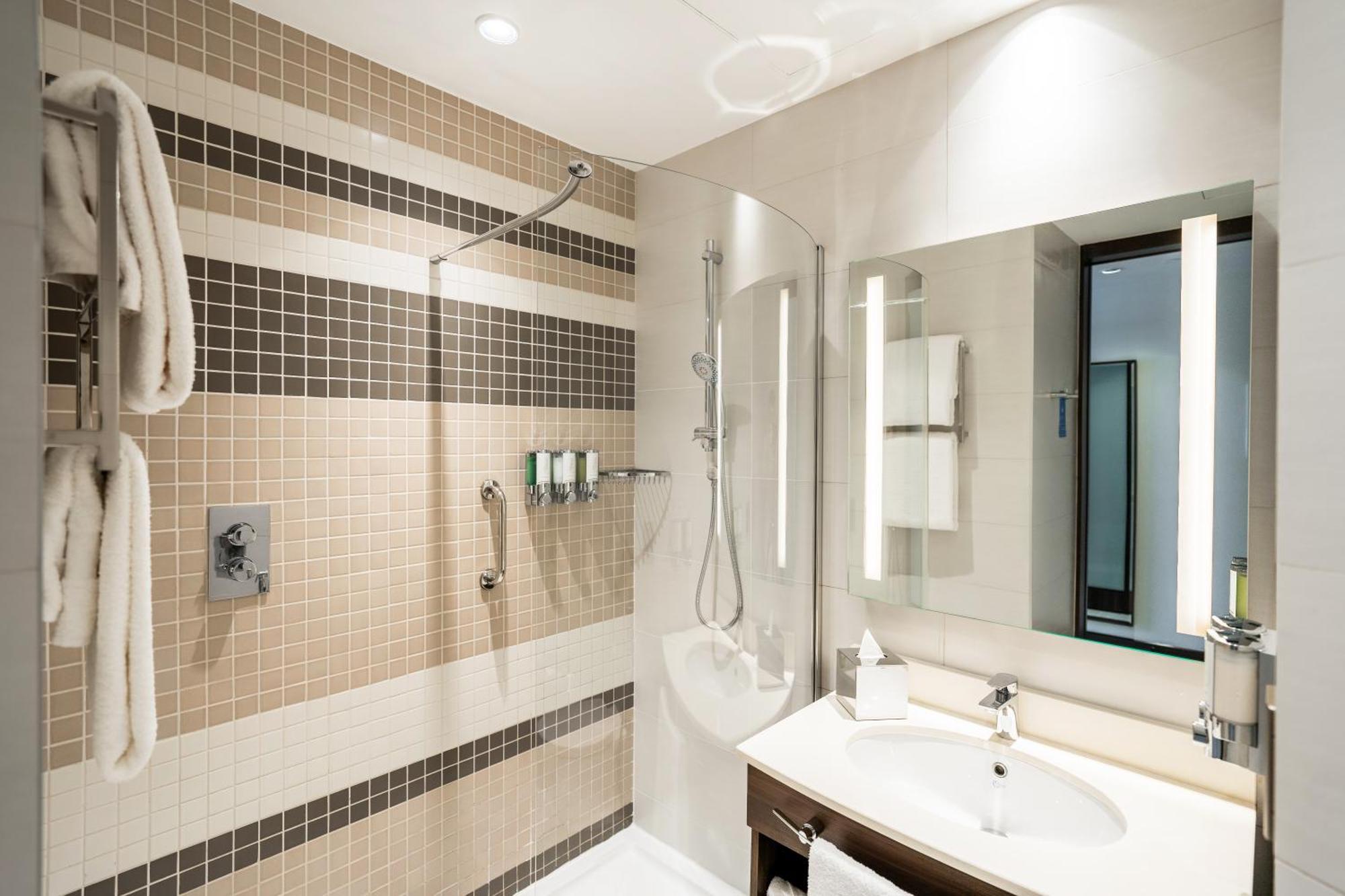 Hampton By Hilton Airport