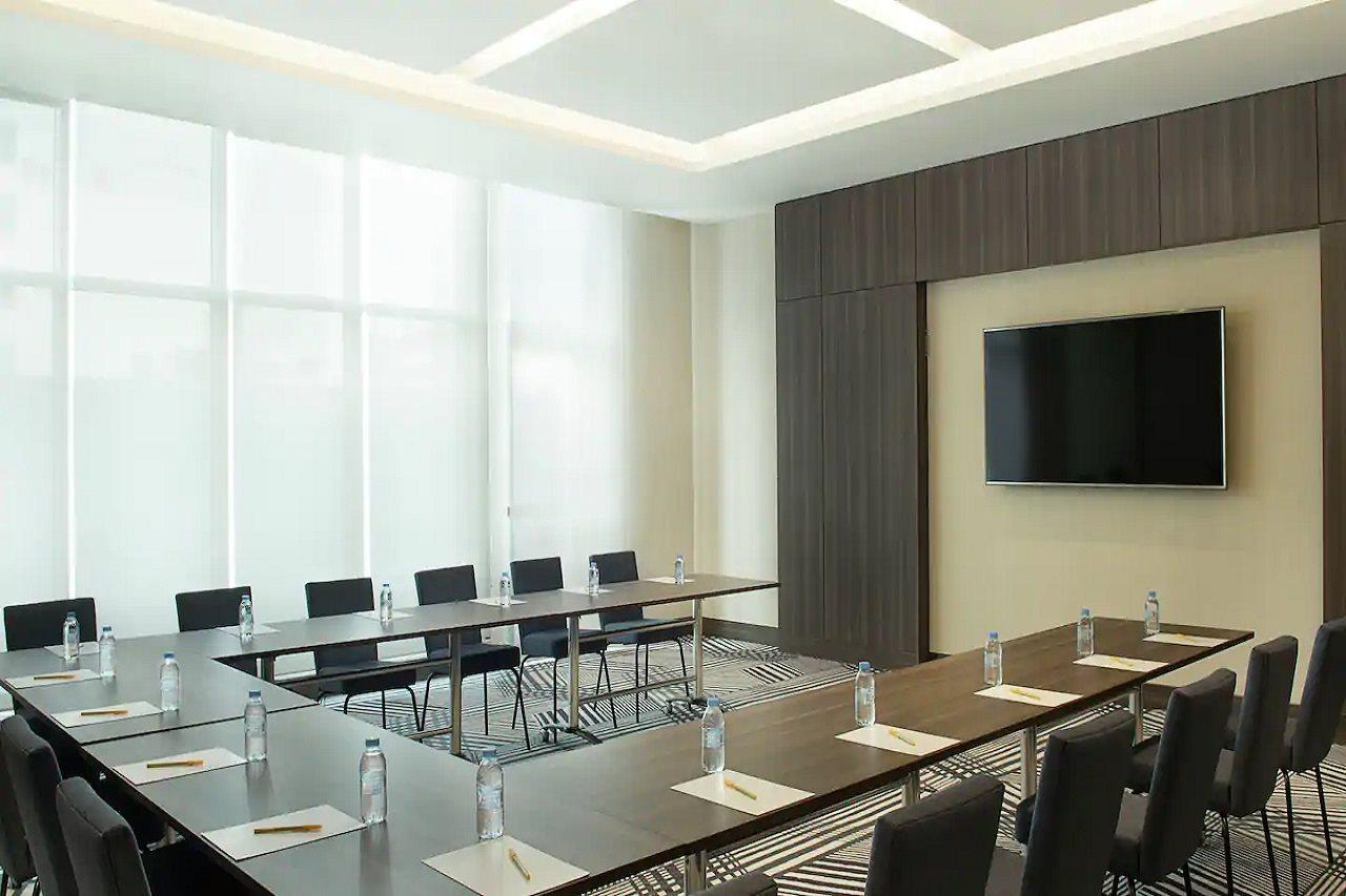 Hampton By Hilton Airport Готель 3*